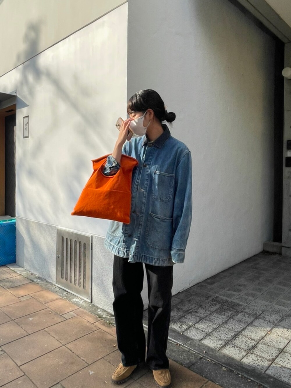 「バギージーンズ、秋のコーデ、カジュアルコーデ、ゆるコーデ、パンツスタイル、バギーパンツ、UNIQLO、ビックシルエット、お洒落さんとつながりたい、古着MIX、古着、デニム、デニムジャケット、デニムパンツ、WEARハロウィン2022」｜「me by ISSEY MIYAKEのアイテム（トートバッグ、オレンジ系）」を使った、優さん（レディース・160cm）の秋コーディネートの1枚目の写真