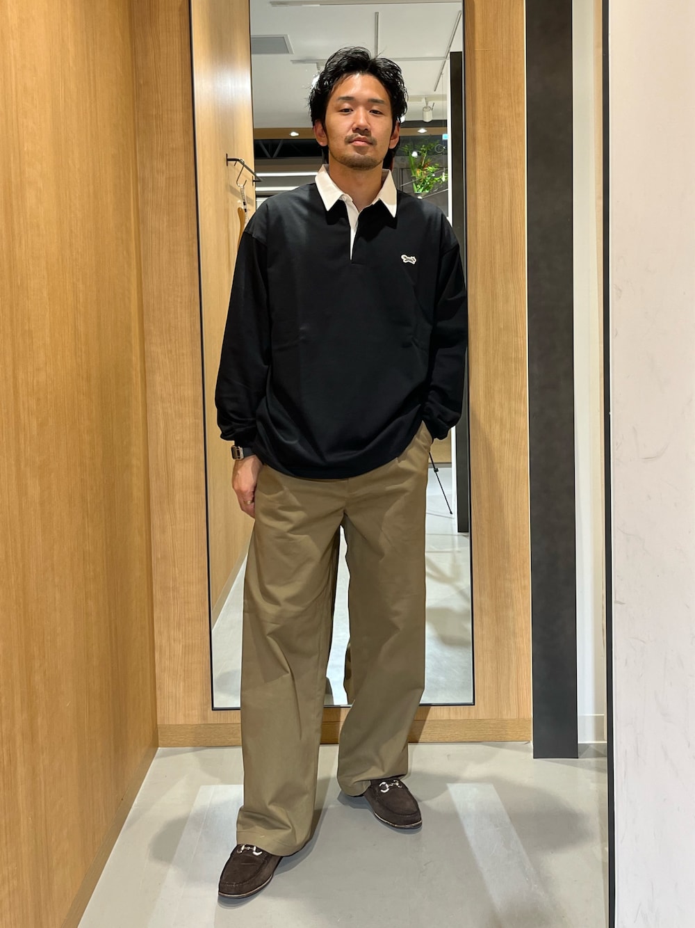 グレー系のTシャツ/カットソー、ベージュ系のその他パンツ、ブラウン系のドレスシューズを着用したメンズの夏コーディネートの1枚目の写真