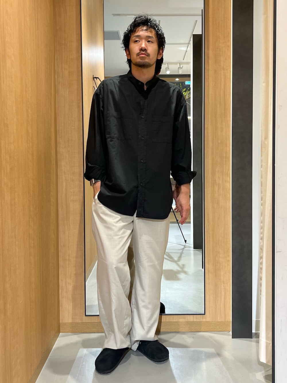 ブラック系のシャツ/ブラウス、ベージュ系のその他パンツ、ブラック系のサンダルを着用したメンズの秋コーディネートの1枚目の写真