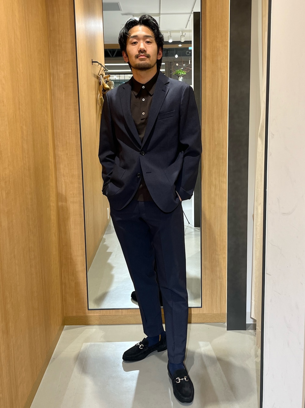 ブルー系のスーツパンツ、ブルー系のその他アウター、ブラウン系のシャツ/ブラウスを着用したメンズの春コーディネートの1枚目の写真