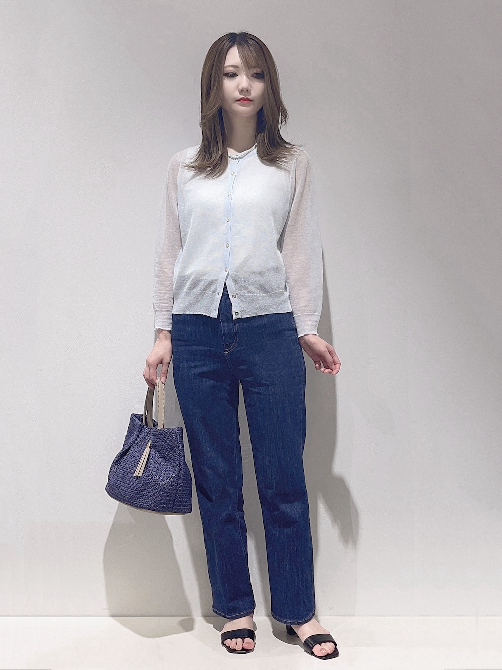 ブルー系のデニムパンツ、ホワイト系のタンクトップ、グレー系のネクタイを着用したレディースの春コーディネートの1枚目の写真