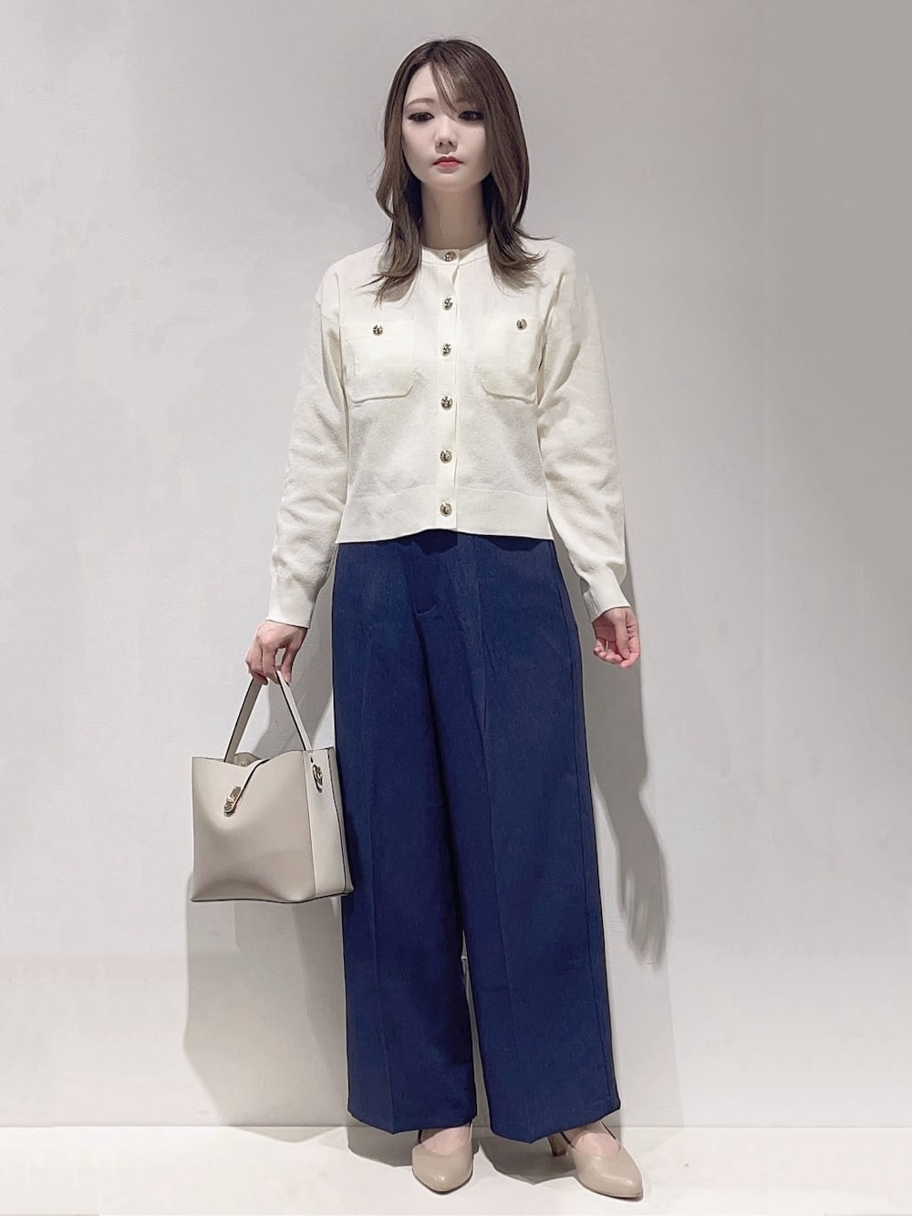 ホワイト系のカーディガン/ボレロ、ブルー系のその他パンツ、グレー系のハンドバッグを着用したレディースの春コーディネートの1枚目の写真