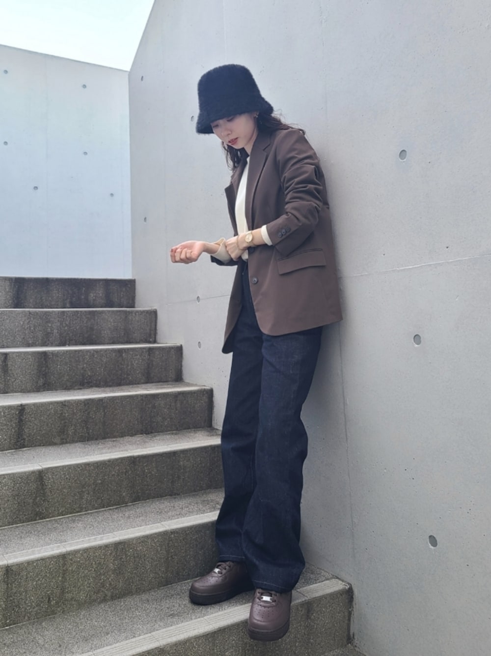 「スニーカー、バケットハット、デニム、デニムパンツ、腕時計、今日のコスメと服、休日スタイル、きれいめカジュアル、冬コーデ、ブラウン、エアフォースワン、NIKE、お出かけコーデ、ゴールドアクセ、プチプラ」｜「BEAMS HEARTのBEAMS HEART / フェイクファー バケット ハット（ハット、ブラック系）」を使った、ARINA / 杉本侑菜さん（レディース・163cm）の冬コーディネートの1枚目の写真