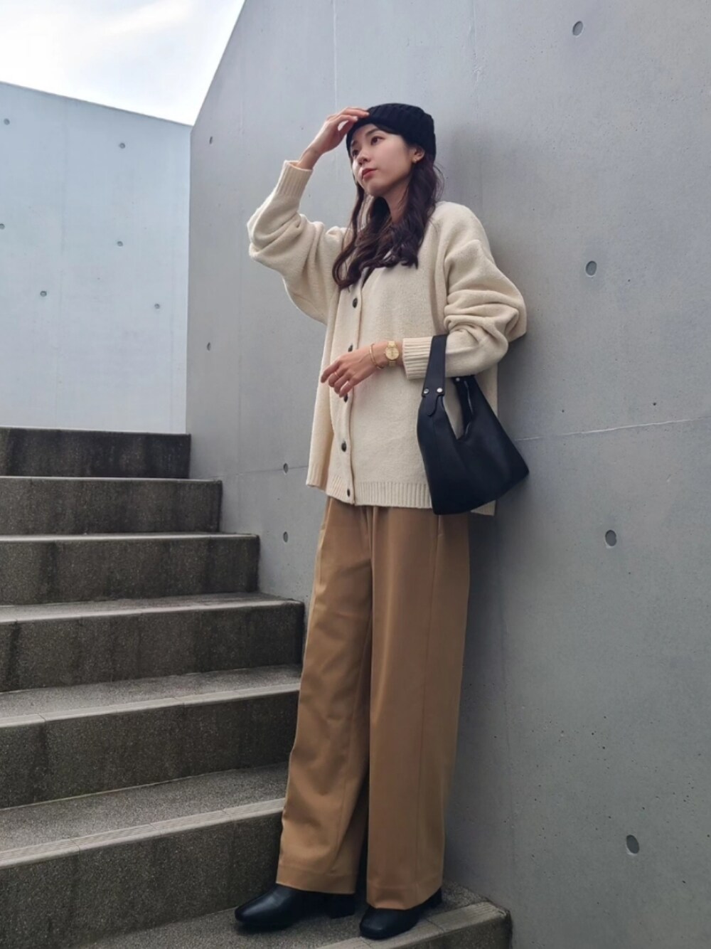 「きれいめカジュアル、ニット帽、カーディガン、ワイドパンツ、今日のコスメと服、お出かけコーデ、淡色コーデ、休日スタイル、冬コーデ、プチプラ、ブーツ、ハンドバッグ、ニット、ニットカーディガン、パンツスタイル」｜「Crispのオーバーソフトニットカーディガン（カーディガン/ボレロ、ホワイト系）」を使った、ARINA / 杉本侑菜さん（レディース・163cm）の冬コーディネートの1枚目の写真