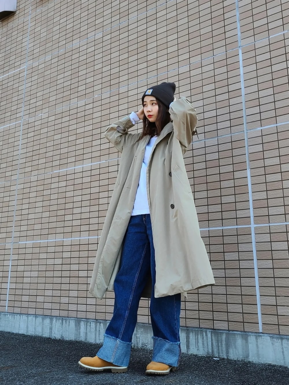 「春服、ニット帽、トレンチコート、メンズライク、大人カジュアル、ボーイッシュ、デニムコーデ、ロンT、デニムパンツ、デニム、ティンバーランド、パンツスタイル、おしゃれさんと繋がりたい、春アウター、春コーデ」｜「CarharttのCARHARTT (カーハート) WIP ACRYLIC WATCH HAT ニットキャップ（ニットキャップ/ビーニー、グリーン系）」を使った、ARINA / 杉本侑菜さん（レディース・163cm）の春コーディネートの1枚目の写真