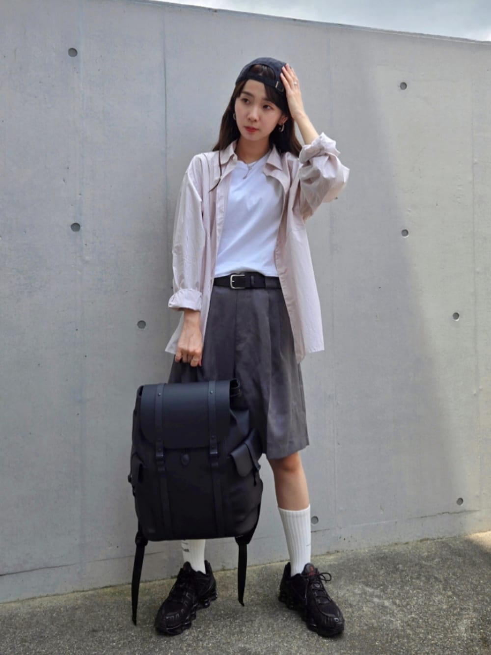 「夏ルックで気分アップ、ハーフパンツ、キャップ、キャップ女子、キャップ後ろかぶり、シャツスタイル、ストライプシャツ、Tシャツ、白Tシャツ、ソックス、スニーカー、お出かけコーデ、休日スタイル、リュック、夏コーデ」｜「GASTON LUGAのアイテム（バックパック/リュック、ブラック系）」を使った、ARINA / 杉本侑菜さん（骨格ウェーブ・レディース・163cm）の夏コーディネートの1枚目の写真