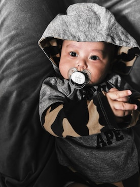 「BAPY BY A BATHING APE（ベイピーバイアベイシングエイプ）のアイテム（ロンパース、グレー系）」を使った、Beko ちゃんさん（キッズ・70cm）の夏コーディネート
