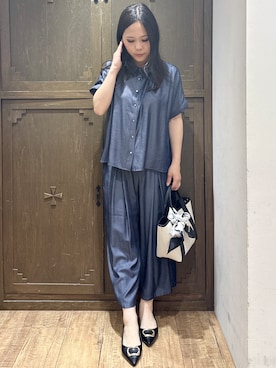「index（インデックス）の【UVケア/接触冷感/吸水速乾】シャンブレーターンバックシャツ《洗濯機OK》（シャツ/ブラウス、ブルー系）」を使った、kanaさん（レディース・159cm）の春コーディネート