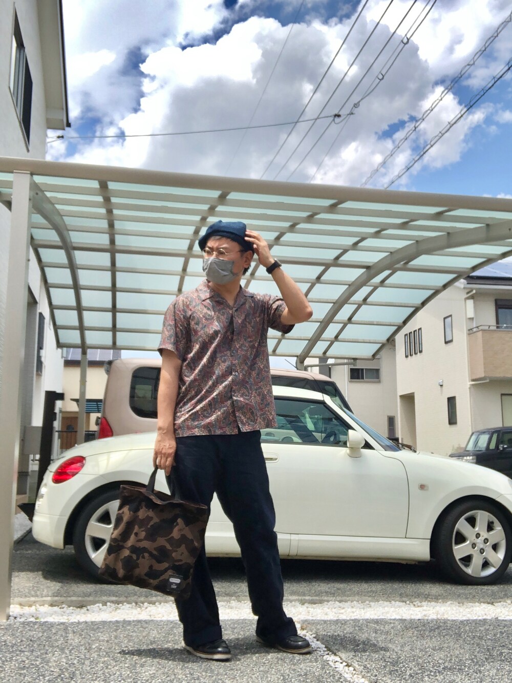 グリーン系のシャツ/ブラウス、ベージュ系のクラッチバッグ、ブルー系のその他パンツを着用したメンズの夏コーディネートの1枚目の写真