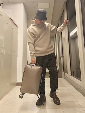 「TAKEO KIKUCHI（タケオキクチ）のエアダン プルオーバー パーカー（パーカー、ベージュ系）」を使った、MAKOTO AI Kaminaさん（メンズ・171cm）の冬コーディネート