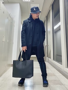 「TAKEO KIKUCHI（タケオキクチ）のカシミヤブレンド ビーバー調ステンカラーコート（ステンカラーコート、ブラック系）」を使った、MAKOTO AI Kaminaさん（メンズ・171cm）の冬コーディネート
