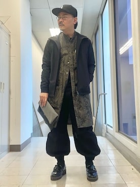 「アイテム（クラッチバッグ、グレー系）」を使った、MAKOTO AI Kaminaさん（メンズ・170cm）の春コーディネート