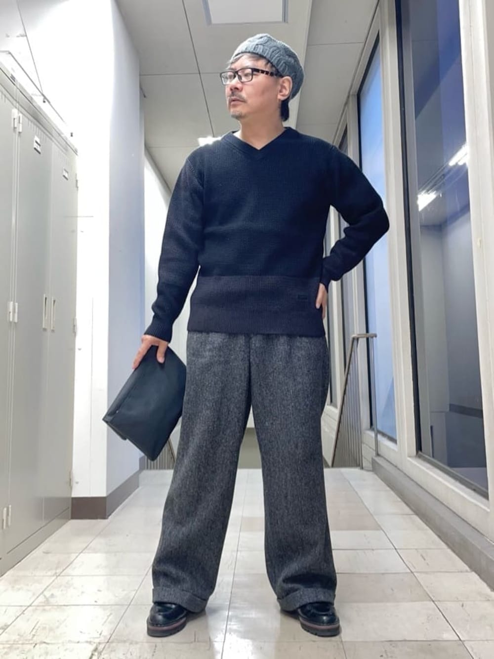 ブラック系のクラッチバッグを着用したメンズの冬コーディネートの1枚目の写真