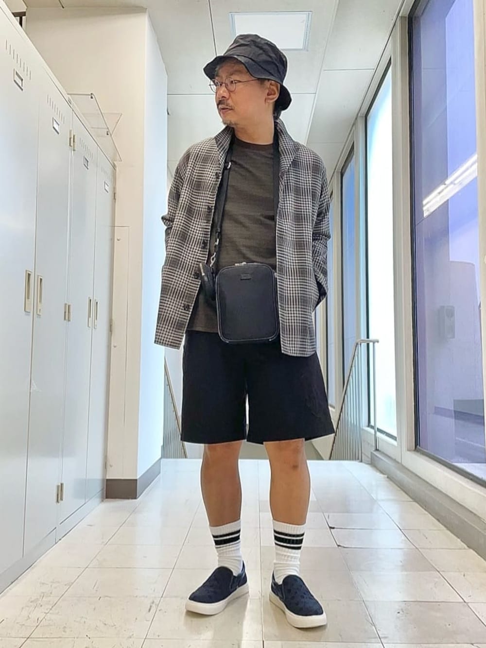 ブラック系のその他パンツ、ブラック系のソックス/靴下、ブラック系のハットを着用したメンズの夏コーディネートの1枚目の写真