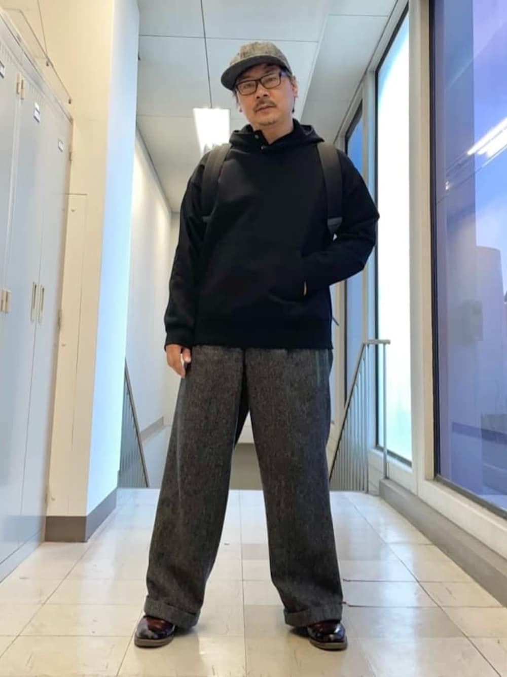グレー系のバックパック/リュックを着用したメンズの冬コーディネートの1枚目の写真