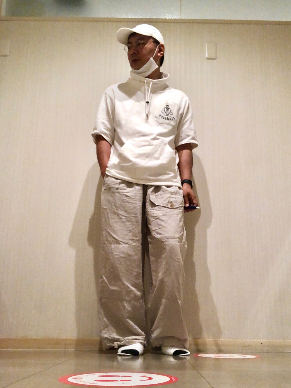 グレー系のその他パンツ、ホワイト系のTシャツ/カットソー、ホワイト系のキャップを着用したメンズの夏コーディネートの1枚目の写真