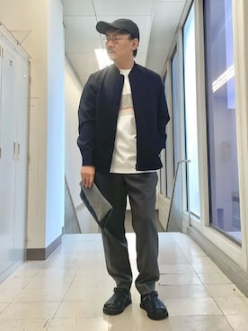 「アイテム（クラッチバッグ、グレー系）」を使った、MAKOTO AI Kaminaさん（メンズ・170cm）の春コーディネート