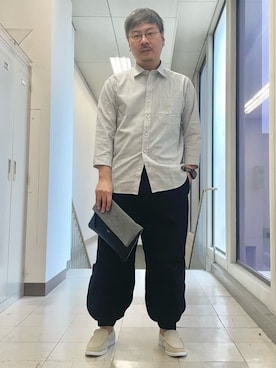 「アイテム（クラッチバッグ、グレー系）」を使った、MAKOTO AI Kaminaさん（メンズ・170cm）の春コーディネート