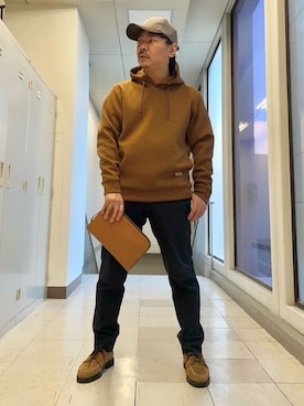 「アイテム（クラッチバッグ、ブラウン系）」を使った、MAKOTO AI Kaminaさん（メンズ・170cm）の冬コーディネート