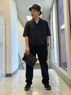 「アイテム（クラッチバッグ、ブラック系）」を使った、MAKOTO AI Kaminaさん（メンズ・170cm）の春コーディネート
