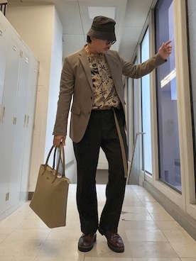 「TAKEO KIKUCHI（タケオキクチ）のマイクロファイバートートM（トートバッグ、ベージュ系）」を使った、MAKOTO AI Kaminaさん（メンズ・171cm）の冬コーディネート
