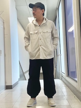 「アイテム（クラッチバッグ、グレー系）」を使った、MAKOTO AI Kaminaさん（メンズ・170cm）の春コーディネート