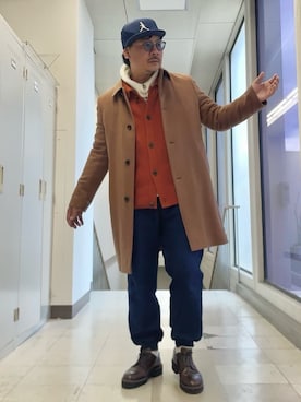 「TAKEO KIKUCHI（タケオキクチ）のカシミヤブレンド ビーバー調ステンカラーコート（ステンカラーコート、ブラウン系）」を使った、MAKOTO AI Kaminaさん（メンズ・171cm）の冬コーディネート