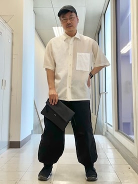「アイテム（クラッチバッグ、ブラック系）」を使った、MAKOTO AI Kaminaさん（メンズ・170cm）の春コーディネート