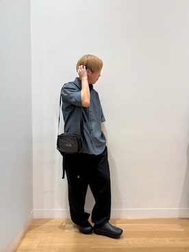 「EKAL（エカル）の『UR TECH DRYLUXE/吸水速乾/接触冷感』ハイツイストショートスリーブシャツ（シャツ/ブラウス、グレー系）」を使った、moooritaさん（メンズ・175cm）の夏コーディネート