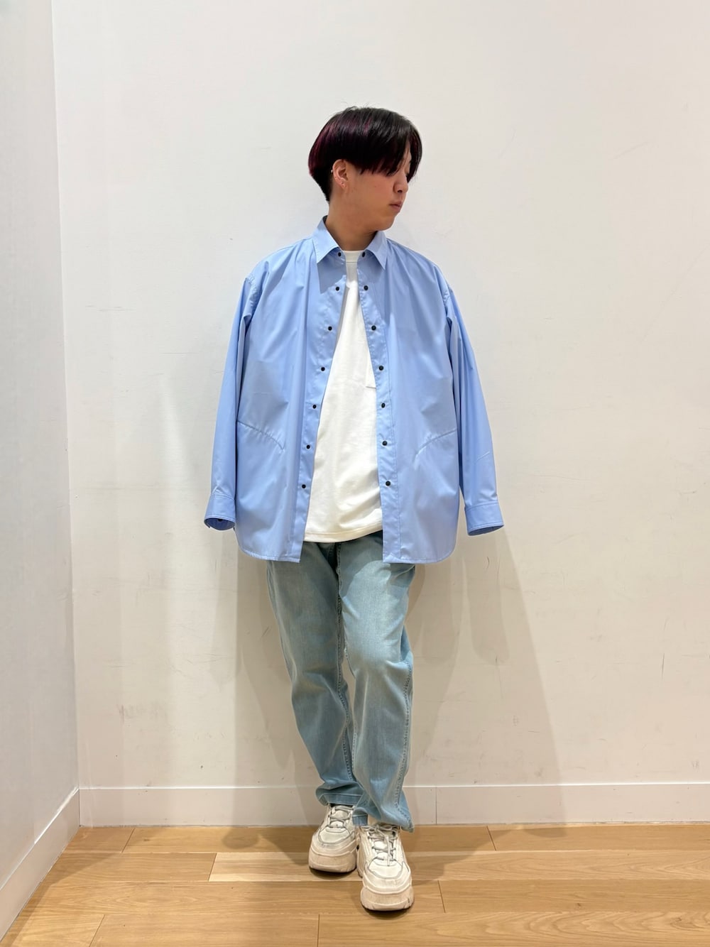 ブルー系のシャツ/ブラウス、ホワイト系のTシャツ/カットソー、ブルー系のその他パンツを着用したメンズの春コーディネートの1枚目の写真