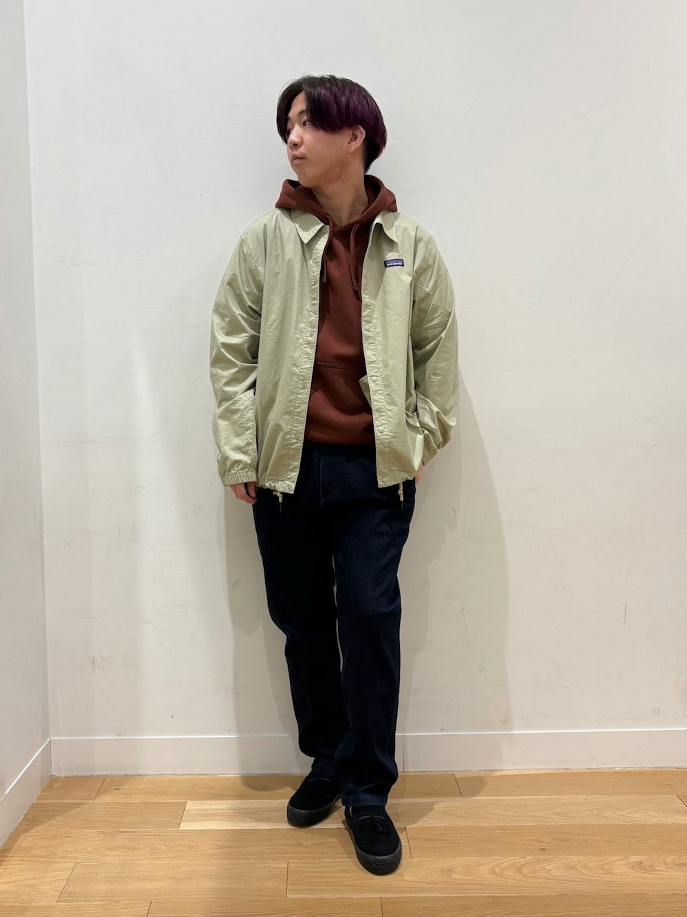 ブラウン系のパーカー、グリーン系のカバーオール、ブルー系のその他パンツを着用したメンズの春コーディネートの1枚目の写真