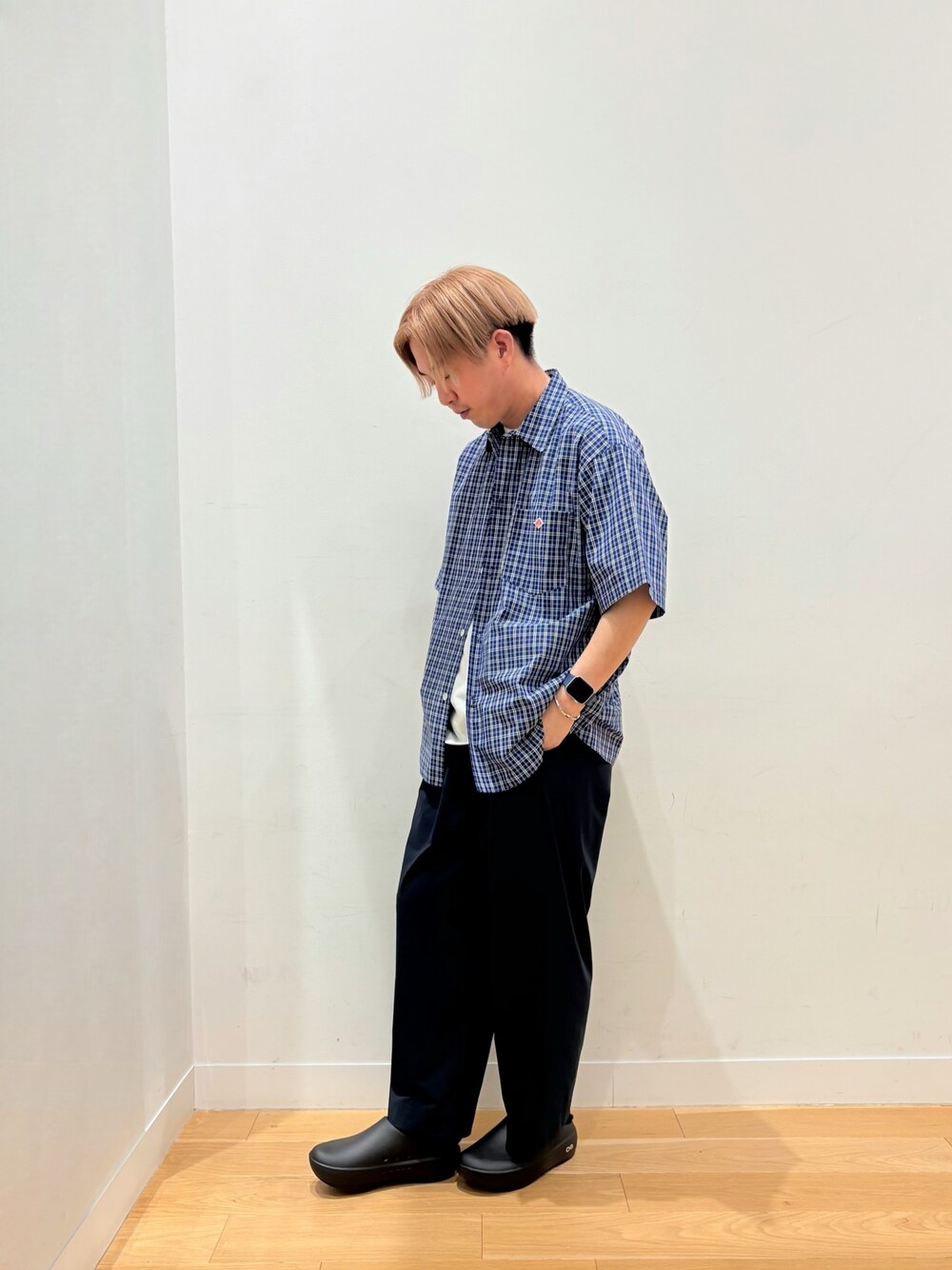 ブルー系のその他パンツ、ブルー系のシャツ/ブラウス、ホワイト系のTシャツ/カットソーを着用したメンズの春コーディネートの1枚目の写真