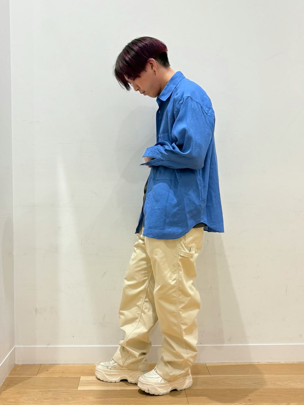 ブルー系のシャツ/ブラウス、グレー系のTシャツ/カットソー、ホワイト系のその他パンツを着用したメンズの春コーディネートの1枚目の写真