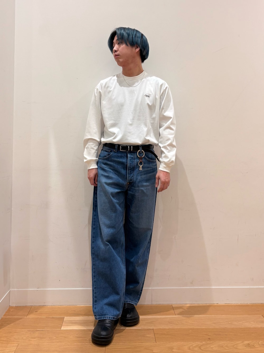 その他のデニムパンツ、ブラウン系のネクタイ、ホワイト系のTシャツ/カットソーを着用したメンズの冬コーディネートの1枚目の写真