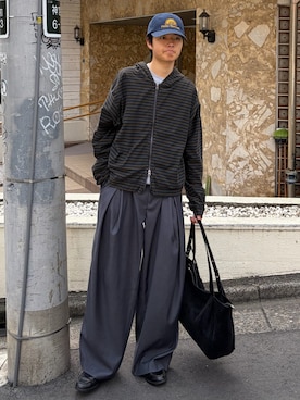 「Chikashitsu +（チカシツプラス）のアイテム（パーカー、その他）」を使った、ゆうとさん（メンズ・175cm）の春コーディネート