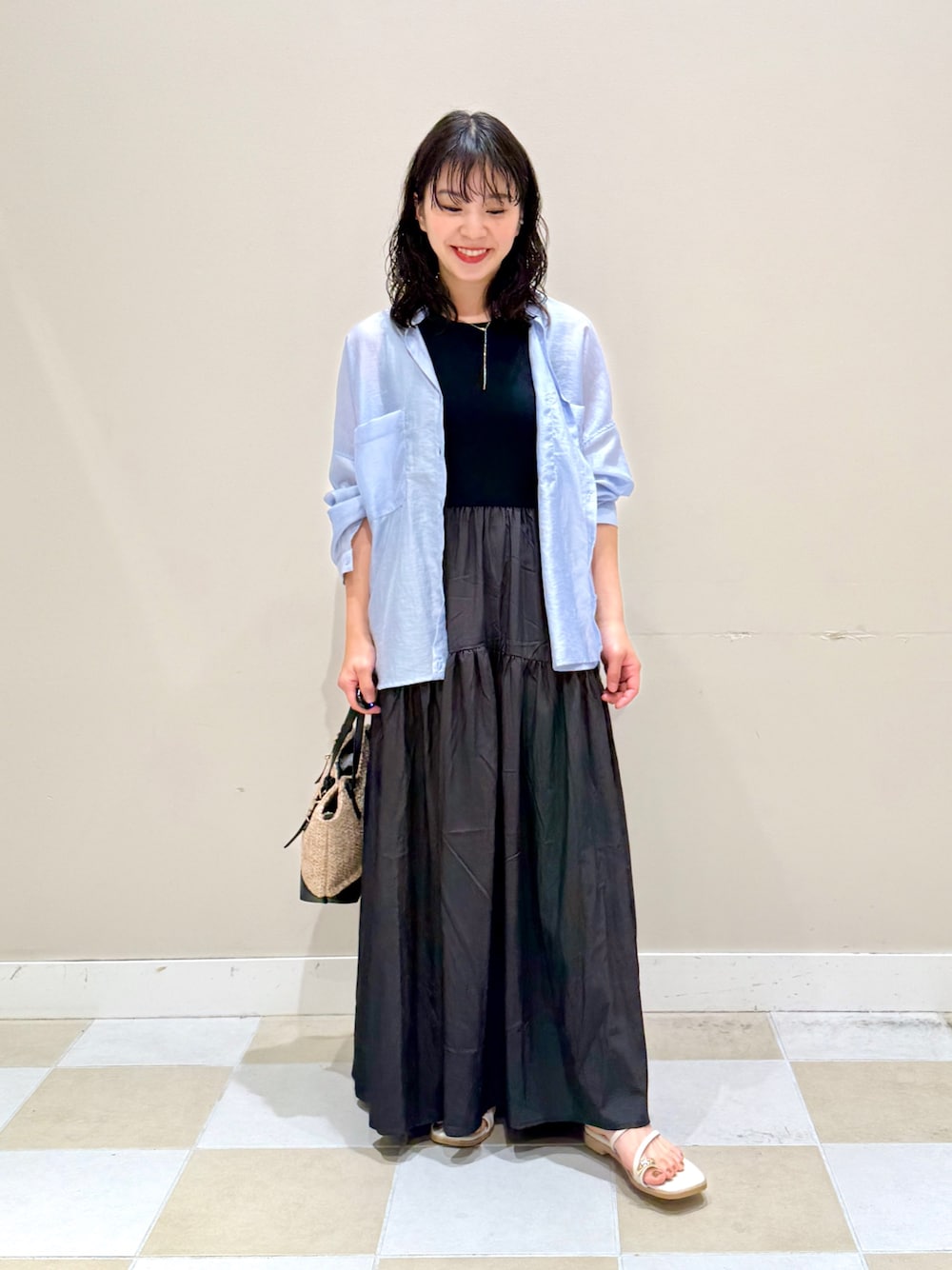 ブラック系のワンピース、ブルー系のシャツ/ブラウス、ブラック系のショルダーバッグを着用したレディースの夏コーディネートの1枚目の写真