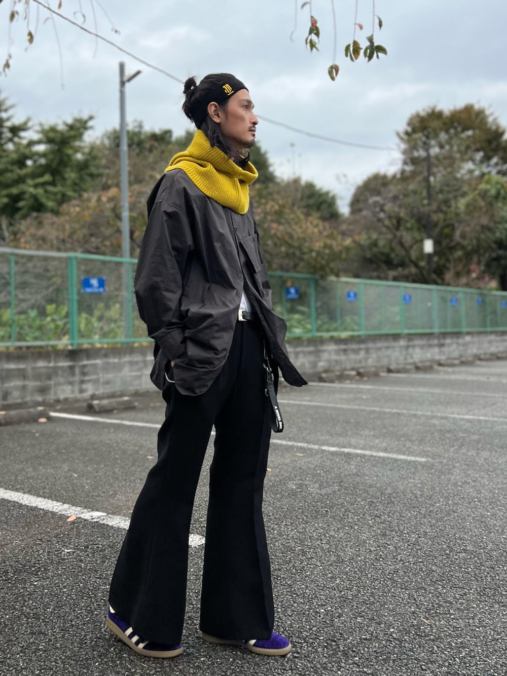 「シンプルスタイル、ブラック、ニット、秋コーデ、ヘアバンド、ヘアアレンジ、バラクラバ、フレアパンツ」｜「OVERRIDEのOVERRIDE  KNIT RIB CUFF BALACLAVA / オーバーライド（ハット、イエロー系）」を使った、君嶋麻耶さん（メンズ・176cm）の秋コーディネートの1枚目の写真