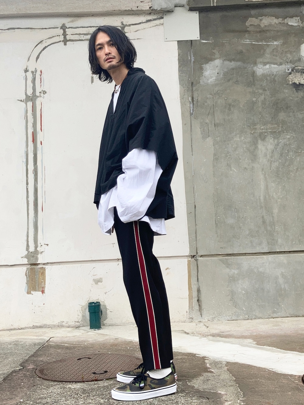 「iroquois、VANS、VANS AUTHENTIC、A BATHING APE、ラインパンツ」｜「IroquoisのVISSOCE KARSEY SIDE LINE SL（スラックス、ブラック系）」を使った、君嶋麻耶さん（メンズ・176cm）の春コーディネートの1枚目の写真