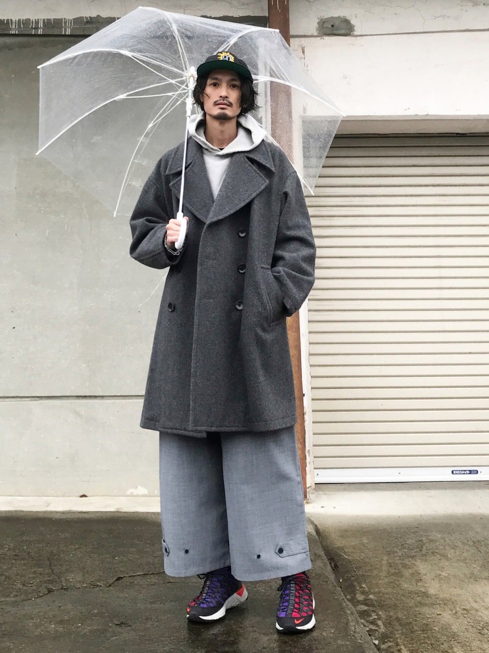 「Pコート、ワントーンコーデ、adidas、ロングコート、yohjiyamamoto、ワイドパンツ、Y-3、iroquois」｜「IroquoisのMELTON OVERSIZE P-COAT（ピーコート、グレー系）」を使った、君嶋麻耶さん（メンズ・176cm）の冬コーディネートの1枚目の写真