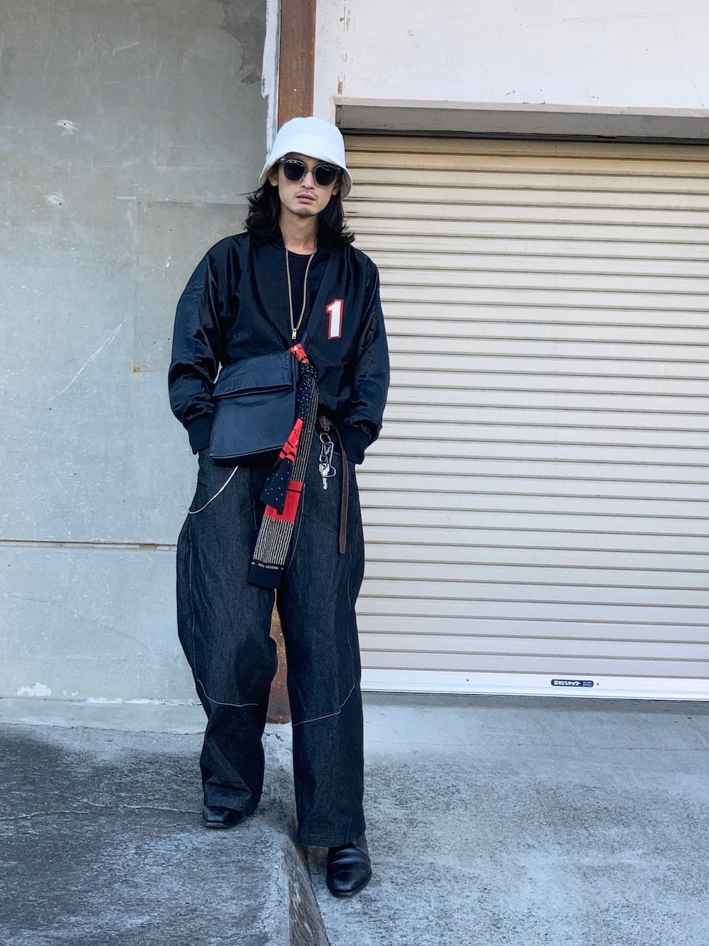 「モノトーン、モノトーンコーデ、ワイドパンツ、ワイドデニム、デニム、vintage、古着、古着MIX、ブーツ、スポーツミックス」｜「UNDECORATEDのUNDECORATED アンデコレイテッド / Cotton Hat コットンバケットハット / UDS23901（ハット、ホワイト系）」を使った、君嶋麻耶さん（メンズ・176cm）の秋コーディネートの1枚目の写真