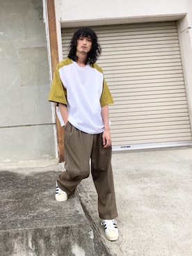 「ラグランTシャツ」｜「アイテム（スラックス）」を使った、君嶋麻耶さん（メンズ・176cm）の秋コーディネート