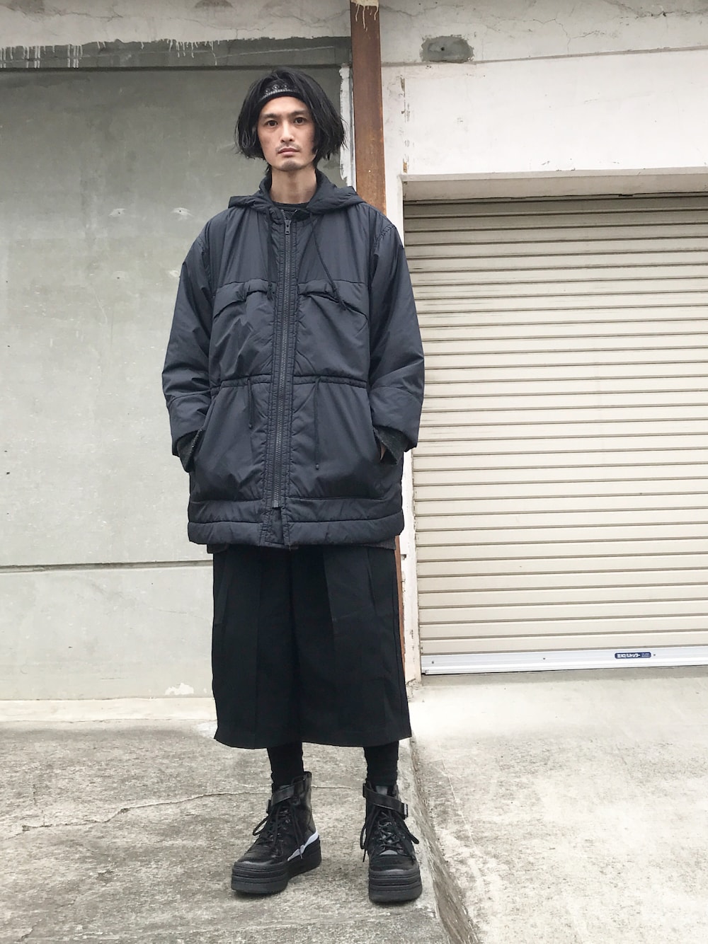 「ATMA、adidas、adidas originals、プラットフォーム、厚底スニーカー、ブラック」｜「THE MORNING AFTERのフロントタックワイドクロップドパンツ（その他パンツ、ブラック系）」を使った、君嶋麻耶さん（メンズ・176cm）の冬コーディネートの1枚目の写真