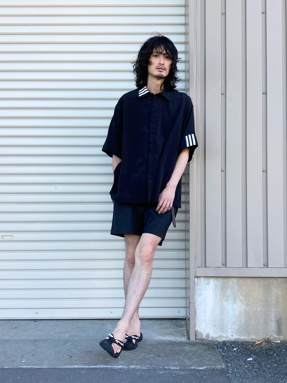 「Y-3、yohjiyamamoto、夏、シャツスタイル、ハーフパンツ、ブラック、短パン、ブラックコーデ、モード」｜「Y-3のW CH1 SS SHIRT（シャツ/ブラウス、ブラック系）」を使った、君嶋麻耶さん（メンズ・176cm）の夏コーディネートの1枚目の写真