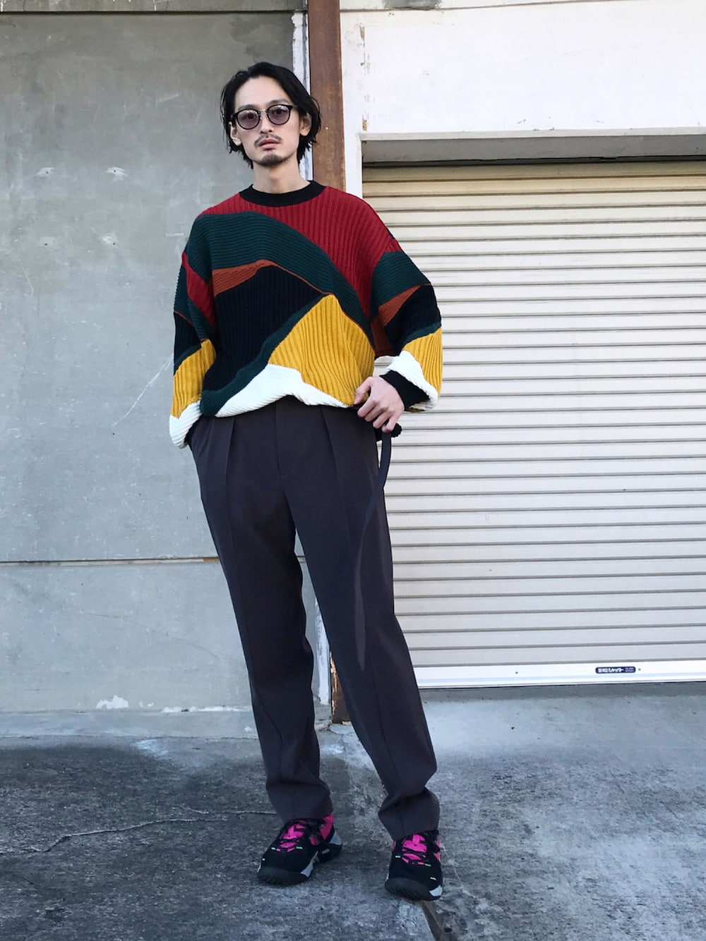 「iroquois、CULLNI、ニット、クレイジーパターン、スニーカー」｜「IroquoisのSHORT ROWS KNIT（ニット/セーター、レッド系）」を使った、君嶋麻耶さん（メンズ・176cm）の冬コーディネートの1枚目の写真