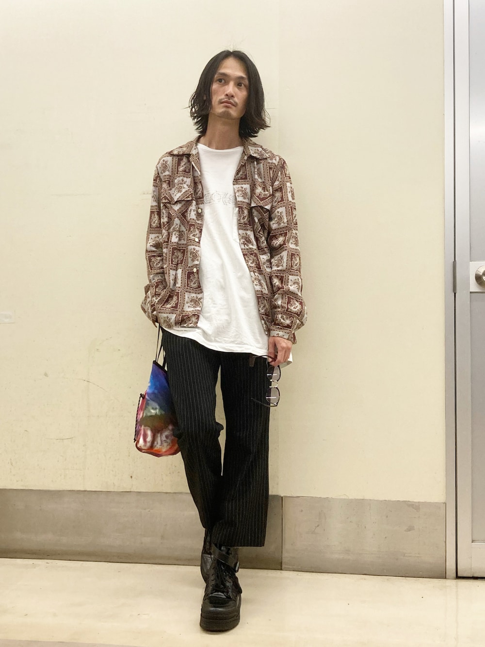 「TAKAHIROMIYASHITA The SoloIst.、iroquois、adidas」｜「TAKAHIROMIYASHITATheSoloIst.のTAKAHIROMIYASHITA The Soloist.(タカヒロミヤシタザソロイスト) doe(s) (oversized l/s tee)（Tシャツ/カットソー、ホワイト系）」を使った、君嶋麻耶さん（メンズ・176cm）の春コーディネートの1枚目の写真