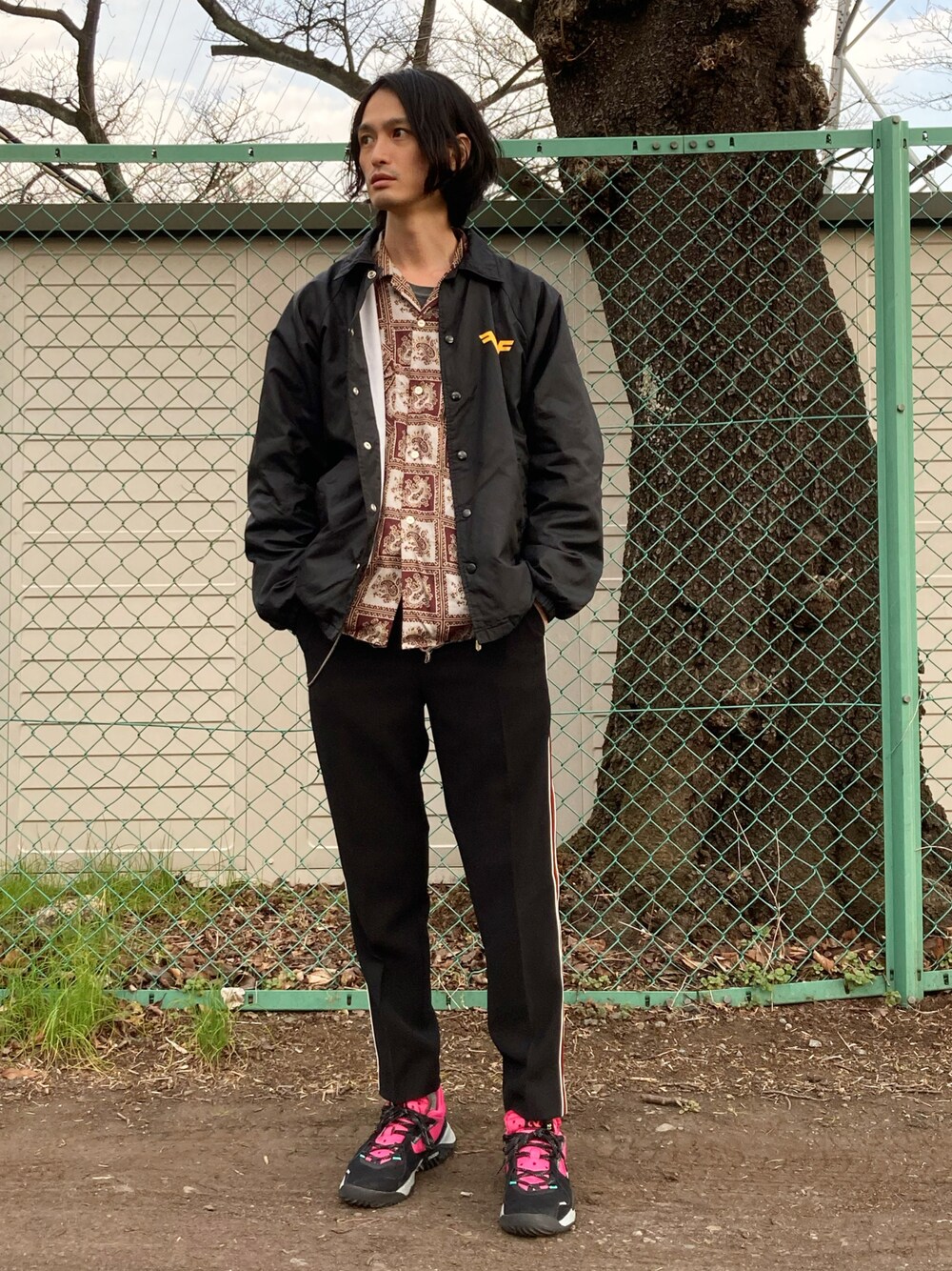 「iroquois、Jordan、NIKE、NIKEスニーカー、コーチジャケット、柄シャツ、ラインパンツ、ペイズリー」｜「IroquoisのVISSOCE KARSEY SIDE LINE SL（スラックス、ブラック系）」を使った、君嶋麻耶さん（メンズ・176cm）の春コーディネートの1枚目の写真