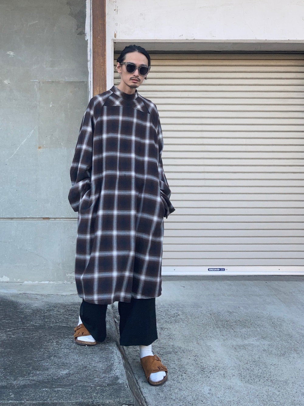 「ガウン、オンブレチェック、シャドーチェック、ワイドパンツ、ロング丈、サングラス、秋服、秋コーデ、秋服まるっと大公開」｜「GUCCIの【GUCCI/グッチ】フォックス サングラス GG0564S 003（サングラス、ブルー系）」を使った、君嶋麻耶さん（メンズ・176cm）の秋コーディネートの1枚目の写真