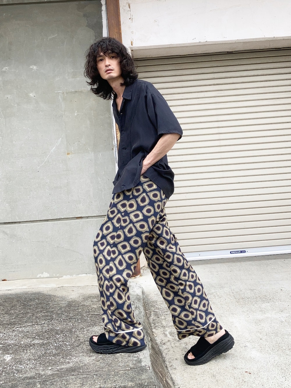 「iroquois、Dhruvkapoor、N.HOOLYWOOD、UGG、柄パンツ」｜「IroquoisのCU TWILL WESTERN H/S SH（シャツ/ブラウス、ブラック系）」を使った、君嶋麻耶さん（メンズ・176cm）の夏コーディネートの1枚目の写真