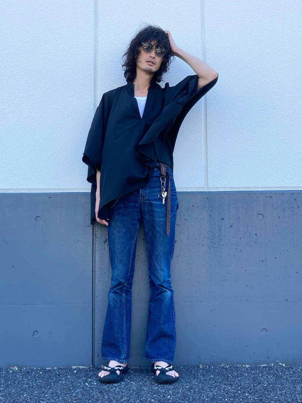 ホワイト系のタンクトップ、ブルー系のサングラスを着用したメンズの夏コーディネートの1枚目の写真