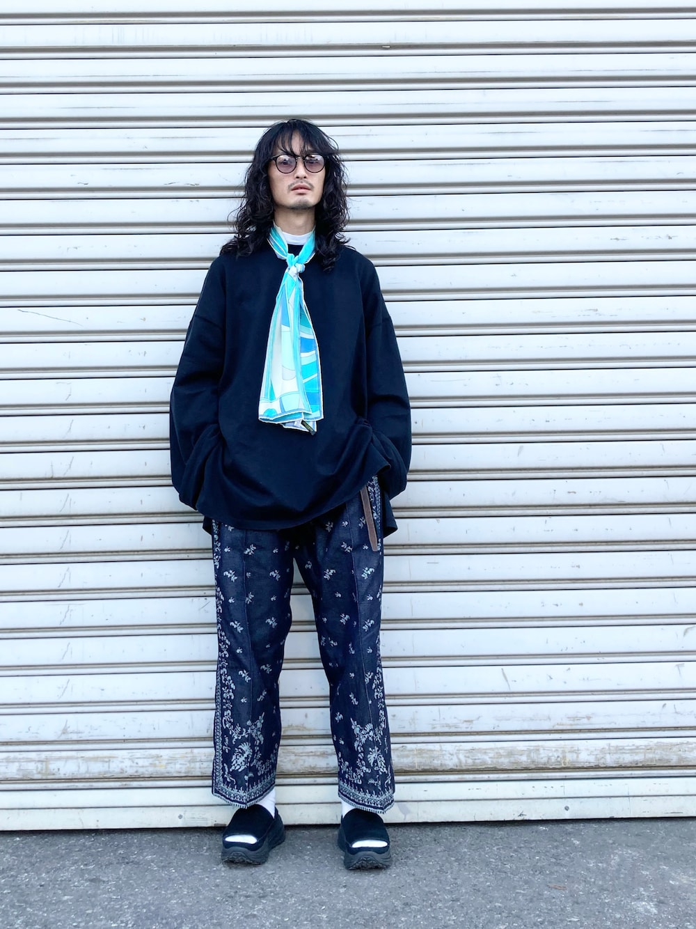 「iroquois、verynerd、SHINYA KOZUKA、N.HOOLYWOOD、UGG、サンダル、スカーフ、春コーデ」｜「IroquoisのEX.YUCCA（サングラス、パープル系）」を使った、君嶋麻耶さん（メンズ・176cm）の春コーディネートの1枚目の写真